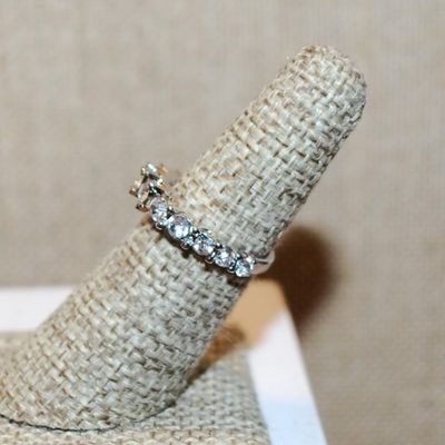 Size 5½ Marked .925 Round Clear Stone 4 Prong Ring with 5 Stone Accents on each Side on a Silver Band (3.2g)