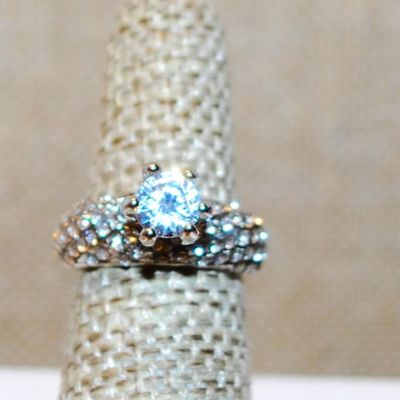 Size 5¾ Highrise Round Main Stone Ring with "Waves" of Accents Stones on a Silver Tone Band (4.2g)