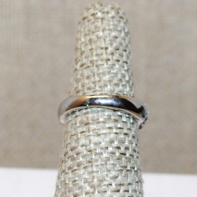 Size 5¾ Highrise Round Main Stone Ring with "Waves" of Accents Stones on a Silver Tone Band (4.2g)