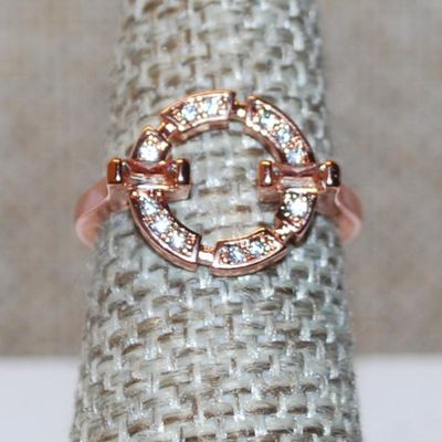 Size 6¼ Marked .925 Rose Gold Circle Design with Inlay Clear Stone Accents on a Silver Filled Band (2.5g)