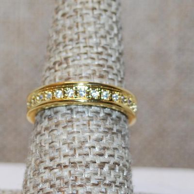 Size 6¼ Marked .925 Half Infinity Style Ring with Center Row of Clear Stones on a Gold Tone Band (3.3g)