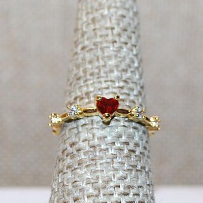 Size 6¼ Delicate RED HEART Ring with 2 Side Accents on a Gold Tone Knotted Band (1.3g)