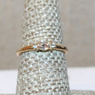 Size 6½ Small Horizontal Clear Oval Stone Ring with 2 Side Accents on a Gold Tone Band (1.4g)