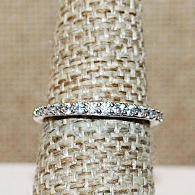 Size 6½ Delicate Half Infinity Single Row of Clear Stones Ring on a Silver Tone Band (1.6g)