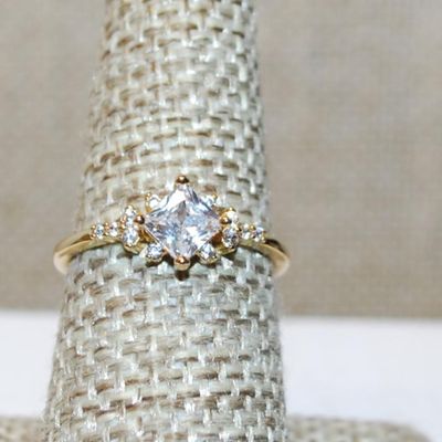 Size 7 Small "Starburst" Style Ring with Accents & Gold Tone Band (1.6g)