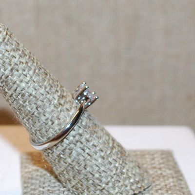 Size 7 Classic Single Clear Round Stone Ring on a Silver Tone Band (2.2g)