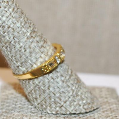 Size 7 "Gold-Lined" Set of 5 Square Stones Ring with Clear Stones In Between on a Gold Tone Band (3.0g)
