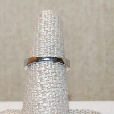 Size 7 Engagement/Wedding Style Ring with Azure Cut Main Stone & Stone Side Accents on a Silver Tone Band (4.4g)