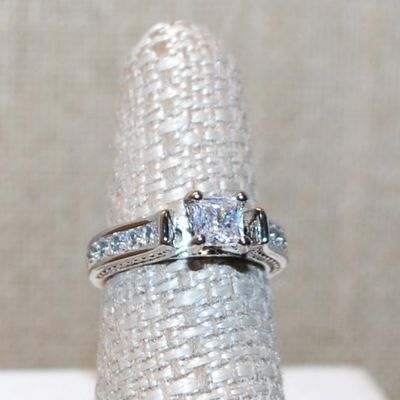 Size 7 Engagement/Wedding Style Ring with Azure Cut Main Stone & Stone Side Accents on a Silver Tone Band (4.4g)