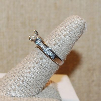 Size 7 Engagement/Wedding Style Ring with Azure Cut Main Stone & Stone Side Accents on a Silver Tone Band (4.4g)