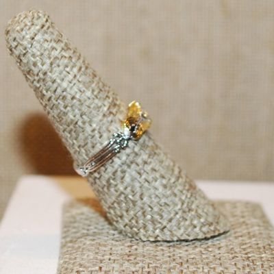 Size 7 Two Tone Gold Front Single Stone Ring with Side Emblem Accents on a Gold Tone Band (2.2g)