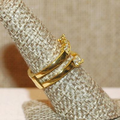 Size 7 Open Style Setting Ring with Top & Bottom Clear Stones Accent Rows on a Gold Tone Band (5.0g)