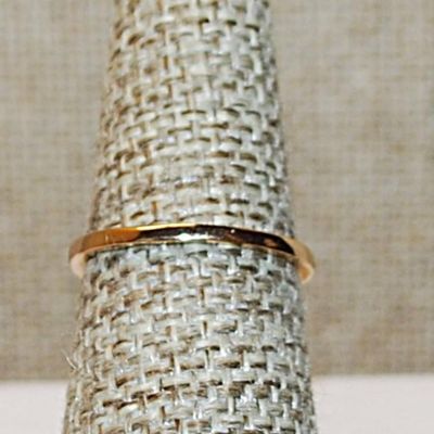 Size 7 Marked .925 Delicate DEEP PINK Stones Ring with a "V" Bend on a Silver-Filled Gold Colored Band (1.2g)