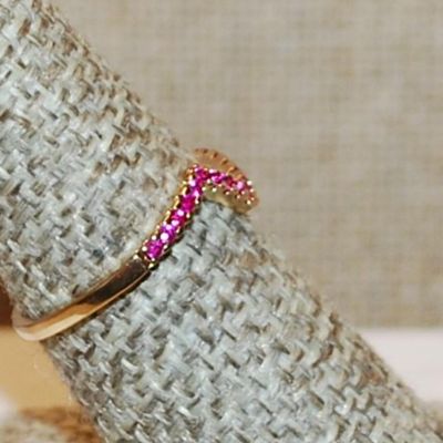 Size 7 Marked .925 Delicate DEEP PINK Stones Ring with a "V" Bend on a Silver-Filled Gold Colored Band (1.2g)