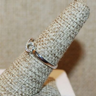 Size 7 Horizontal "Figure 8" Style Ring with Brilliant Tiny Stones on a Silver Tone Band (1.4g)