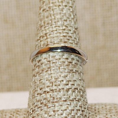 Size 7 Marked .925 Delicate Half Infinity Ring with 3 Rows of Glittery Clear Stones on a Silver Band (2.1g)