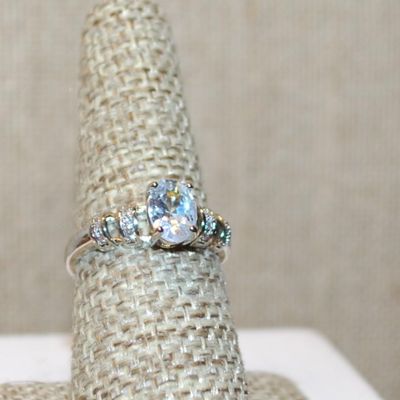 Size 7¼ Marked .925 Oval Clear Main Stone Ring with Side "Clip" Accents on a Silver Band (2.4g)