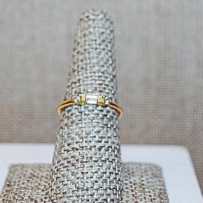 Size 7¼ Marked .925 Delicate CLEAR Rectangle Stone Ring with 2 Side Round Accent Stone on Gold Colored Band (1.2g)