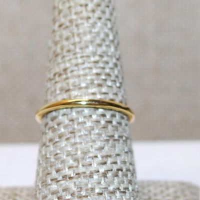 Size 7¼ Marked .925 Delicate CLEAR Rectangle Stone Ring with 2 Side Round Accent Stone on Gold Colored Band (1.2g)
