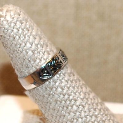 Size 7¼ Half Infinity Graphic Designed "Leaves" Ring on a Silver Tone Band (3.4g)