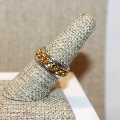 Size 7¼ Two Tone Infinity Style Ring with a Chain Link Middle on a Silver Tone Band (5.6g)