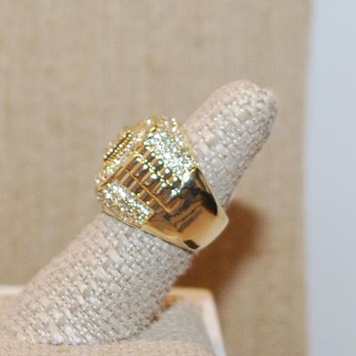 Size 7¼ Large Solid Brilliant Party Style Ring with Lots of Glitter on a Gold Tone Band (17.1g)