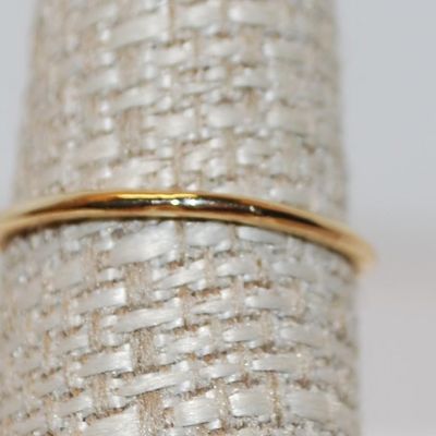Size 7½ Small Emerald Cut Horizontal Clear Stone Ring on a Gold Tone Band (1.3g)