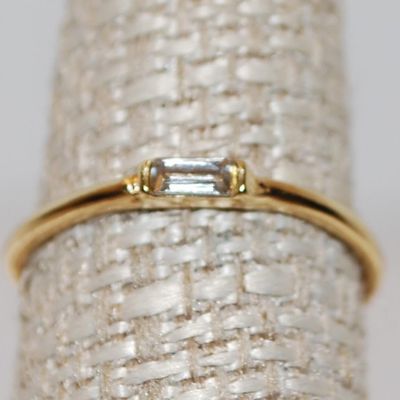 Size 7½ Small Emerald Cut Horizontal Clear Stone Ring on a Gold Tone Band (1.3g)