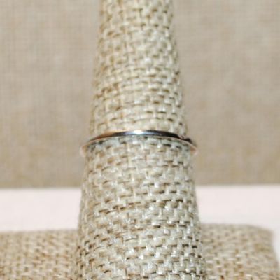 Size 7½ Main Clear Stone on a Circle of Accent Stones Ring on a Silver Tone Band (2.4g)