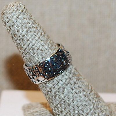 Size 7½ "Sunburst, Moons & Stars" Ring on a Silver Tone No Stones Band (5.4g)