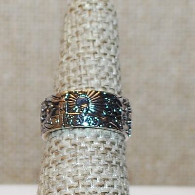 Size 7½ "Sunburst, Moons & Stars" Ring on a Silver Tone No Stones Band (5.4g)