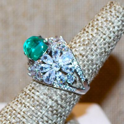 Size 7½ Large Pyramid Cut Green Main Stone & Glitter Flower Petals Side Accents on a Silver Tone Band (8.9g)
