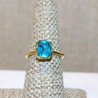 Size 7 ½ Rectangle CORNFLOWER BLUE Single Stone Ring on a Gold Tone Band (2.0g)