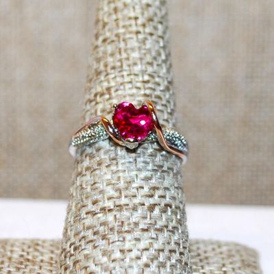 Size 7½ Two-Tone Red HEART Ring with Swirl Accents & Stones on a Silver Tone Band (2.3g)