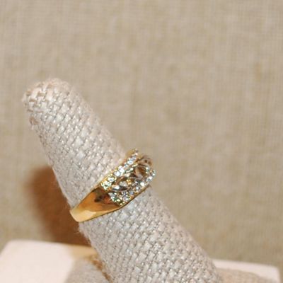 Size 7½ Swirled Chain Link Two-Toned Setting Ring & 2 Lines of Clear Stone Accents on a Gold Tone Band (4.2g)
