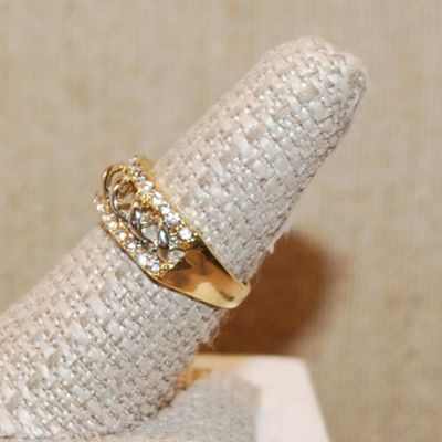 Size 7½ Swirled Chain Link Two-Toned Setting Ring & 2 Lines of Clear Stone Accents on a Gold Tone Band (4.2g)