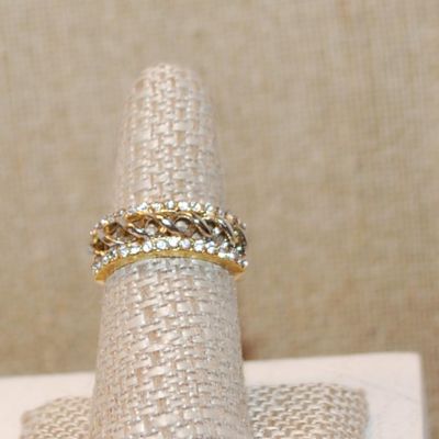 Size 7½ Swirled Chain Link Two-Toned Setting Ring & 2 Lines of Clear Stone Accents on a Gold Tone Band (4.2g)