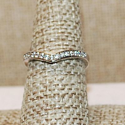 Size 7½ Marked .925 Delicate Half Infinity Ring with a Single Row of Clear Stones on a Slight "V" Shaped Silver Band (1.9g)