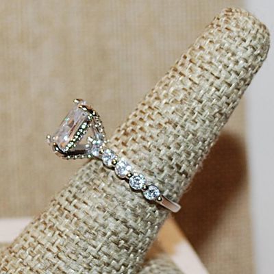 Size 7½ Hi-Rise Clear Rectangle Stone Ring with 10 Side Accent Stones on a Silver Tone Band (3.9g)