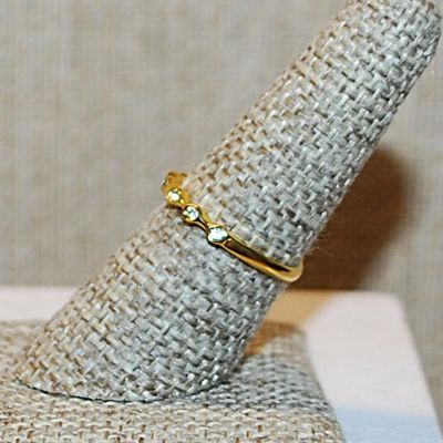 Size 7¾ Round Clear Stones 8 in a Row Ring on a Gold Tone Band (1.3g)