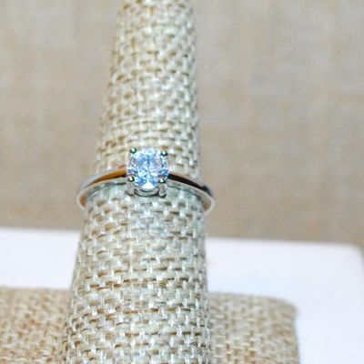 Size 8 Classic Single Clear Round Stone Ring on a Silver Tone Band (2.2g)