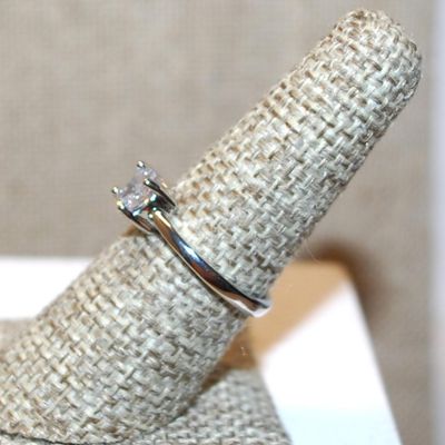 Size 8 Classic Single Clear Round Stone Ring on a Silver Tone Band (2.2g)