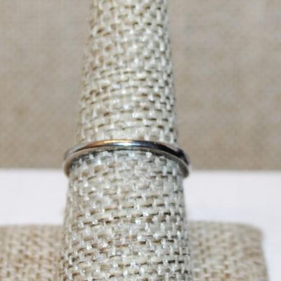 Size 8 "V" Style Ring with Row of Small Pink Stones on a Silver Tone Band (2.2g)