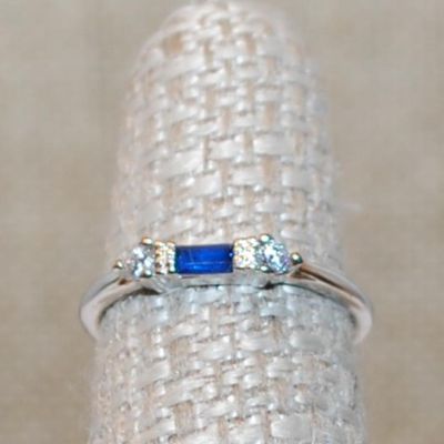 Size 8 Delicate BLUE Rectangle Stone Ring with 2 Round Clear Stone Sides on a Silver Tone Band (1.0g)