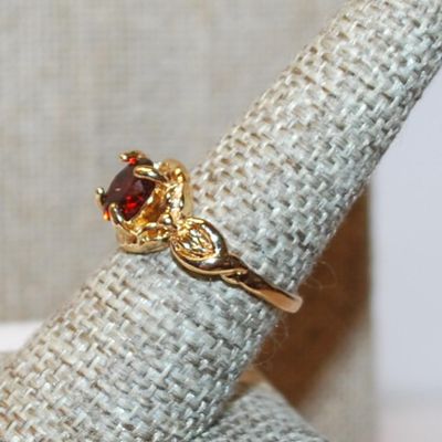 Size 8 Deep RED Round Stone Ring on a Twisted Sides Setting & Gold Tone Band (3.4g)