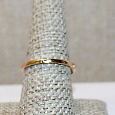 Size 8 Deep RED Round Stone Ring on a Twisted Sides Setting & Gold Tone Band (3.4g)