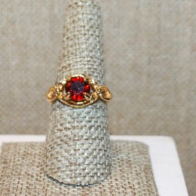 Size 8 Deep RED Round Stone Ring on a Twisted Sides Setting & Gold Tone Band (3.4g)