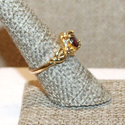 Size 8 Deep RED Round Stone Ring on a Twisted Sides Setting & Gold Tone Band (3.4g)