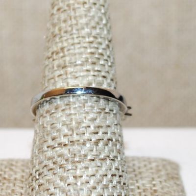 Size 8 Row of 7 Clear Stones Ring on a No-Accents Silver Tone Band (2.5g)