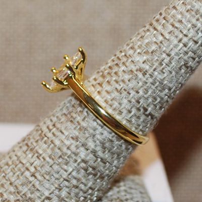 Size 8 Single Clear 6 Prong Marquise Cut Stone Ring on a Gold Tone Band (2.8g)